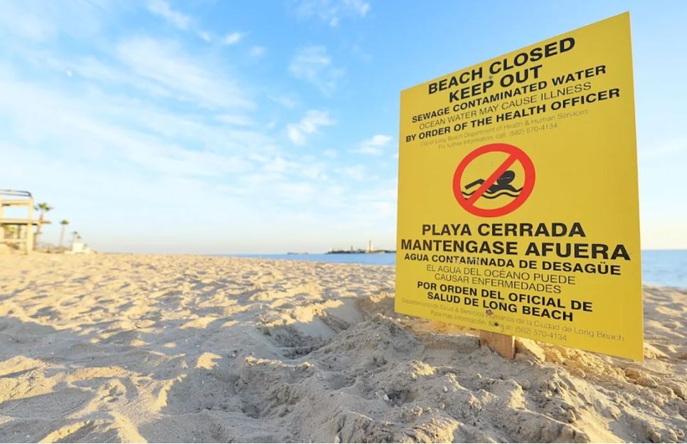 25万加仑污水流入河 7英里公共海滩关闭 