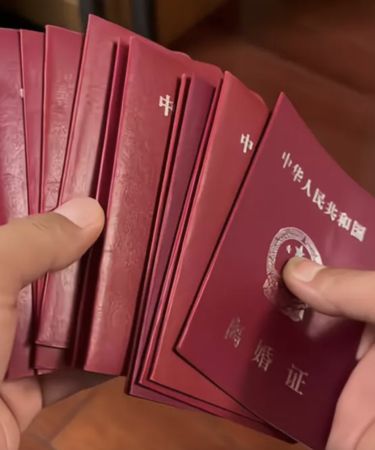 27岁男晒“离婚8次”证据 宣告“要结第9次婚了”