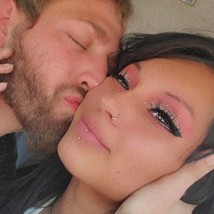 2孩面前砍死未婚夫　女子满身血缝尸