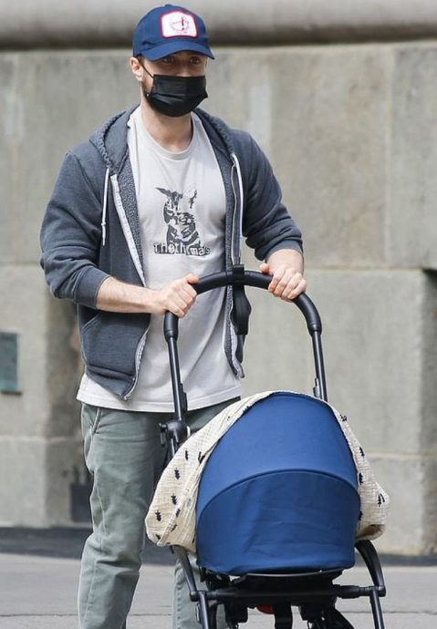 33岁“哈利波特”晋升新手老爸 路边溜娃画面曝光