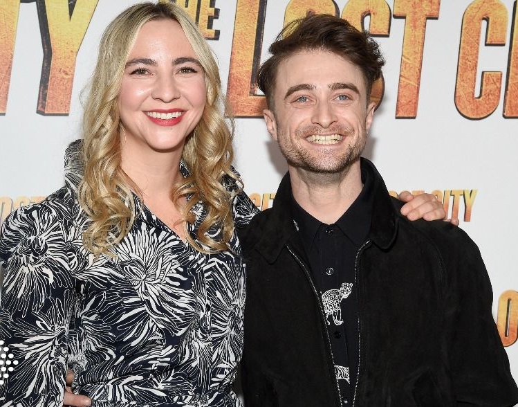 33岁“哈利波特”晋升新手老爸 路边溜娃画面曝光