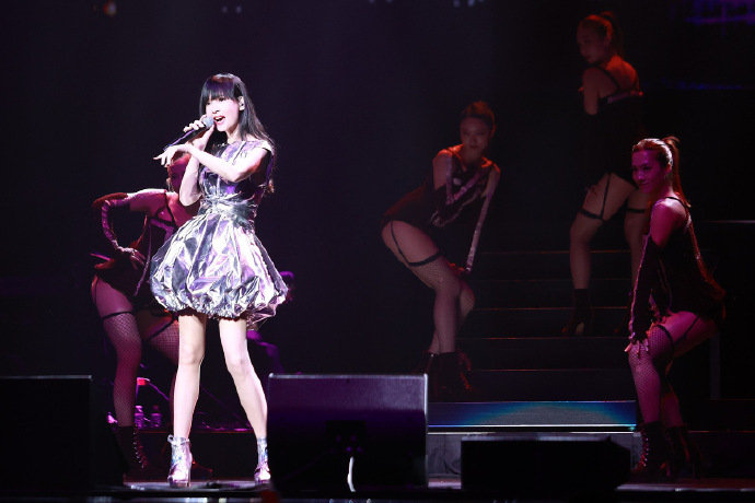 55岁周慧敏美国开唱走音气不足 网叹“老了就退休吧”