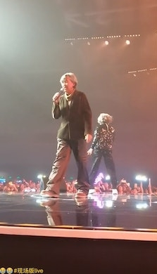 55岁周慧敏美国开唱走音气不足 网叹“老了就退休吧”