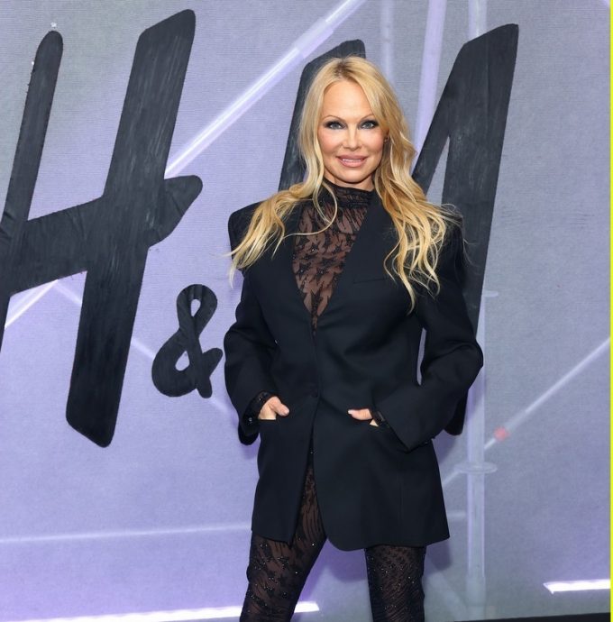 55岁彭美拉重现经典造型　 隔34年穿同款泳衣掀热议