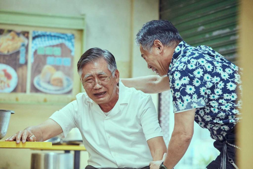 75岁梁修身视力模糊  读剧本全靠别人看 