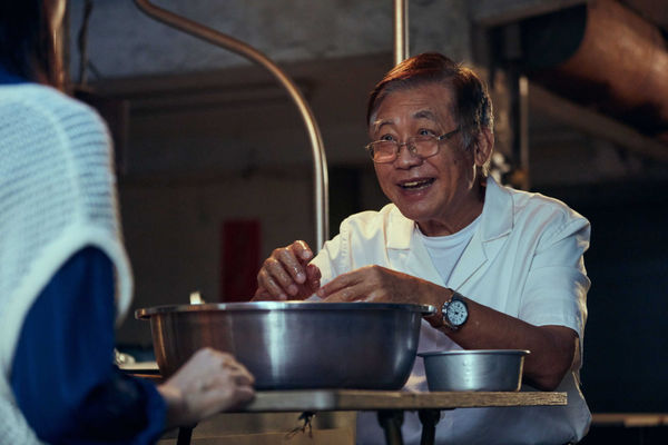 75岁梁修身视力模糊  读剧本全靠别人看 