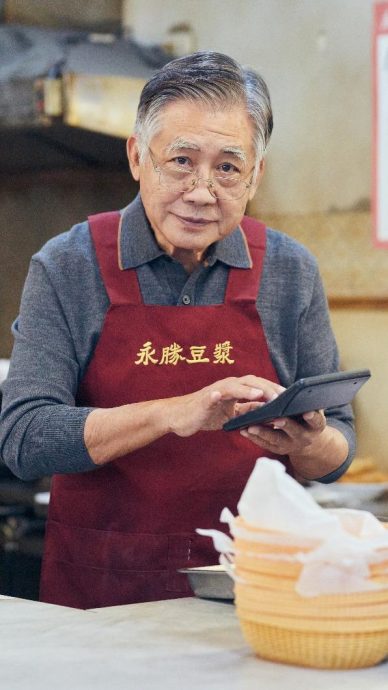 75岁梁修身视力模糊  读剧本全靠别人看 