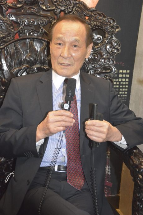 79岁陈惠敏驼背拄拐杖现身 惊见左手姿势怪异