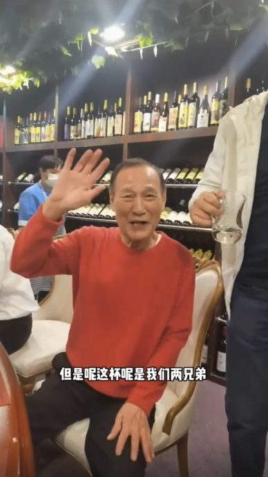 79岁陈惠敏驼背拄拐杖现身 惊见左手姿势怪异