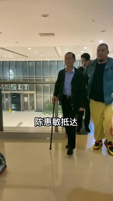 79岁陈惠敏驼背拄拐杖现身 惊见左手姿势怪异