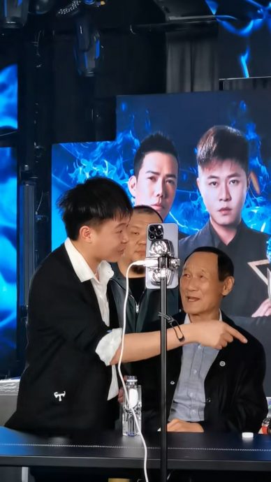 79岁陈惠敏驼背拄拐杖现身 惊见左手姿势怪异