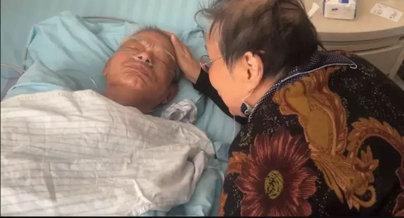 87岁爷爷病危 奶奶摸头叮咛“不行就走吧” 网友泪崩:爱情该有的样子