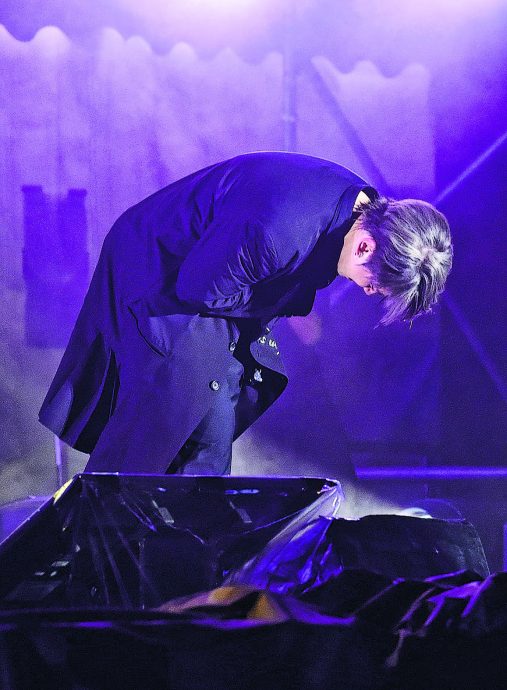  Anson Lo压轴表演姜糖离场 姜涛粉丝被批没品缺团魂 