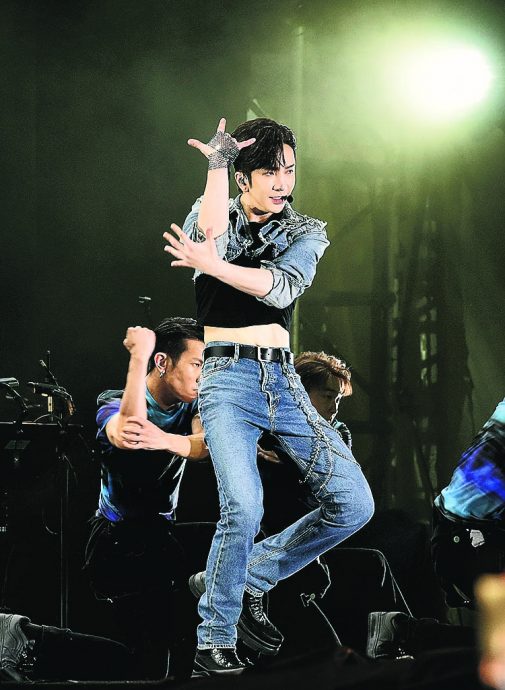  Anson Lo压轴表演姜糖离场 姜涛粉丝被批没品缺团魂 