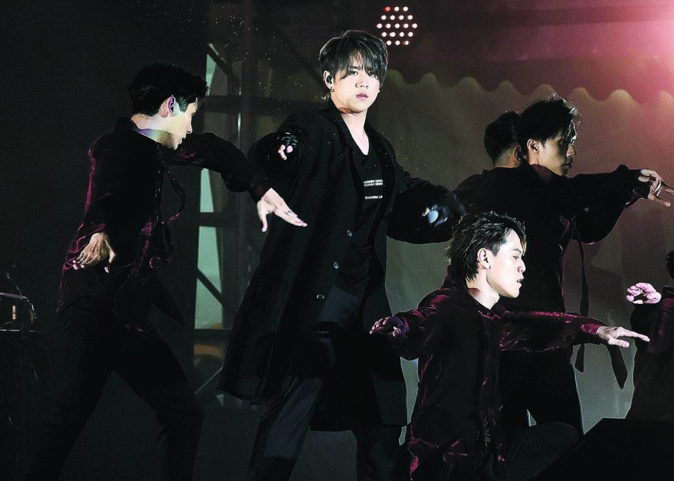  Anson Lo压轴表演姜糖离场 姜涛粉丝被批没品缺团魂 