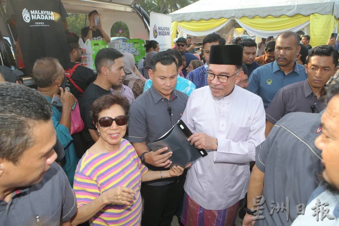 Ayor还是ayaq? 安华回选区访市集有笑点