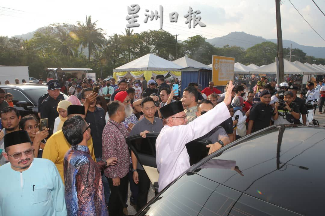 Ayor还是ayaq? 安华回选区访市集有笑点