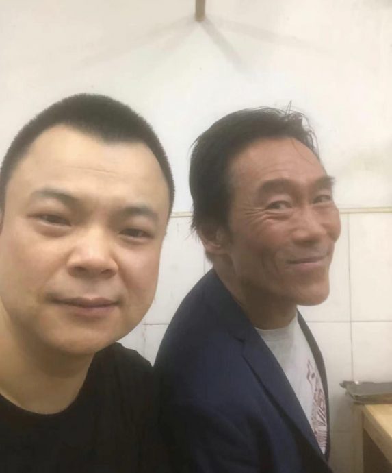  郑浩南憔悴吃路边摊 双颊凹陷颧骨突出