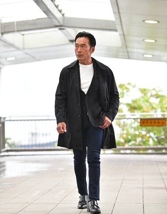  郑浩南憔悴吃路边摊 双颊凹陷颧骨突出