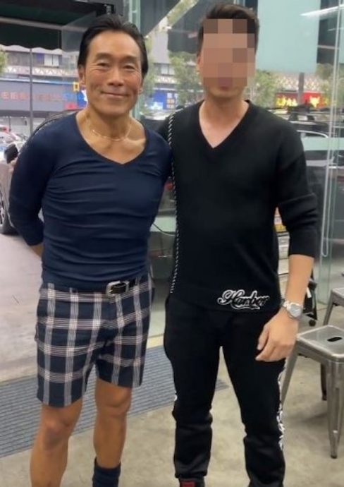  郑浩南憔悴吃路边摊 双颊凹陷颧骨突出