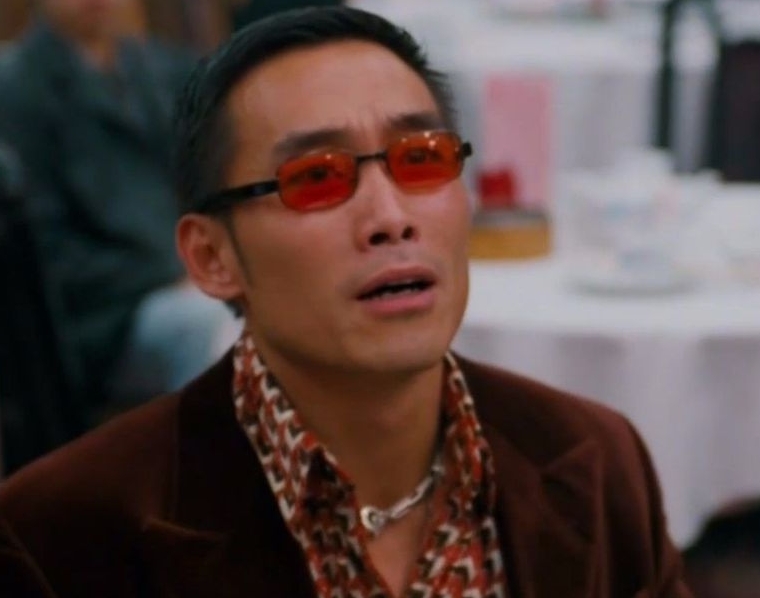  郑浩南憔悴吃路边摊 双颊凹陷颧骨突出