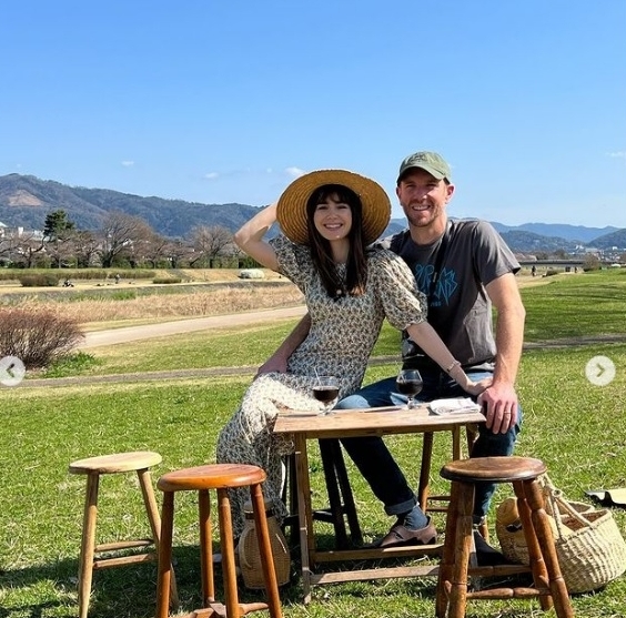 莉莉柯林斯拍大头贴 惊变“蛇精夫妻”