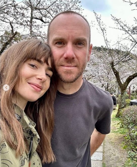 莉莉柯林斯拍大头贴 惊变“蛇精夫妻”