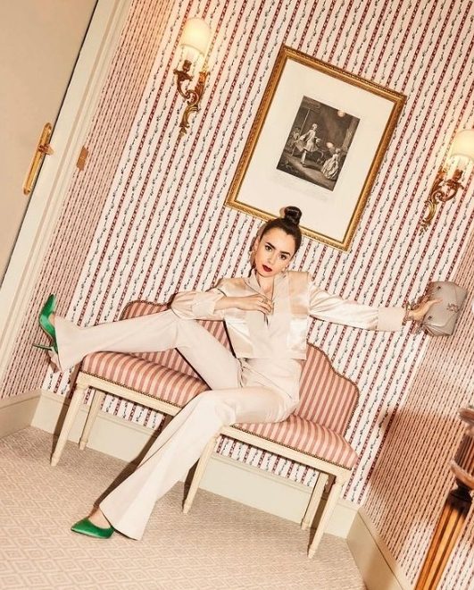 莉莉柯林斯拍大头贴 惊变“蛇精夫妻”