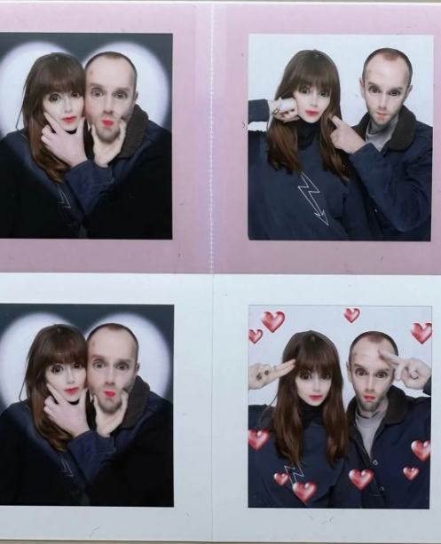 莉莉柯林斯拍大头贴 惊变“蛇精夫妻”