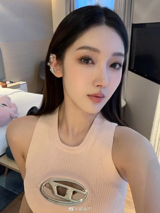 都美竹穿比基尼晒身材 网笑:要相信吴亦凡眼光