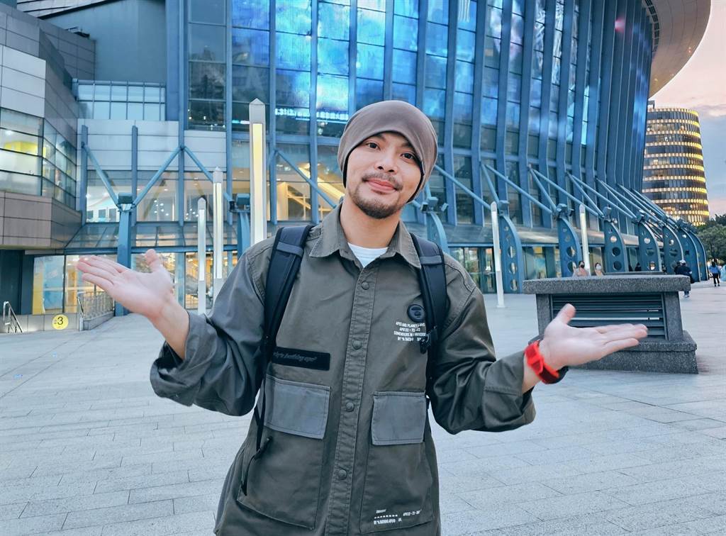 ​黄明志愚人节开唱  柯文哲练唱等被拱上台