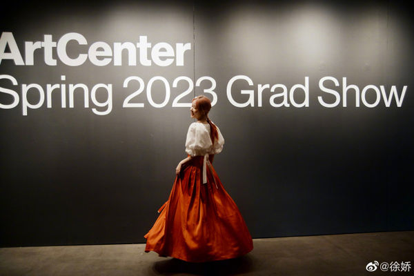 “周星驰女儿”赴美求学7年毕业了 徐娇晒照见巧思