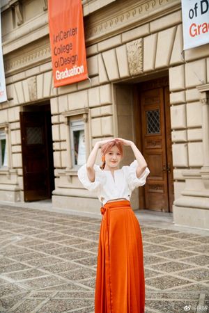 “周星驰女儿”赴美求学7年毕业了 徐娇晒照见巧思