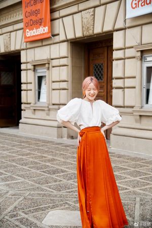 “周星驰女儿”赴美求学7年毕业了 徐娇晒照见巧思