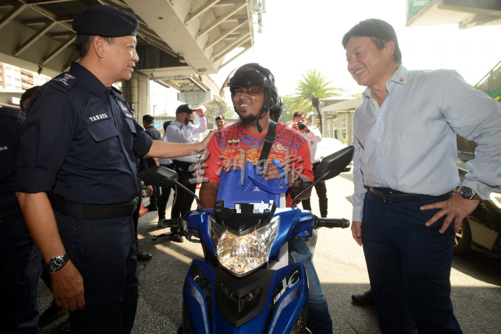 “有礼驾驶,安全到家”活动推介礼·提醒民众注意交通安全