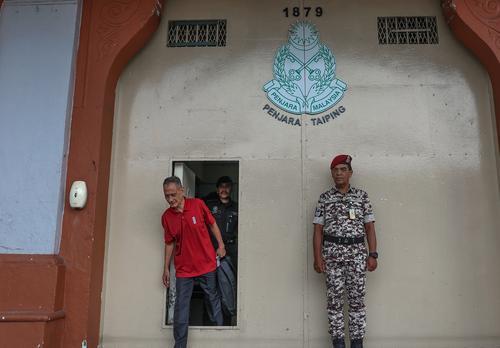  “终于自由了”  全马服刑最久 男子监40年后特赦 激动吻地