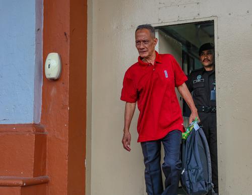  “终于自由了”  全马服刑最久 男子监40年后特赦 激动吻地