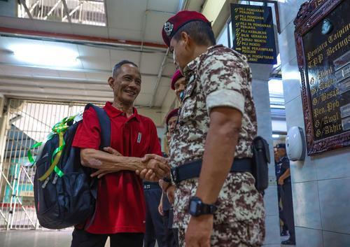  “终于自由了”  全马服刑最久 男子监40年后特赦 激动吻地