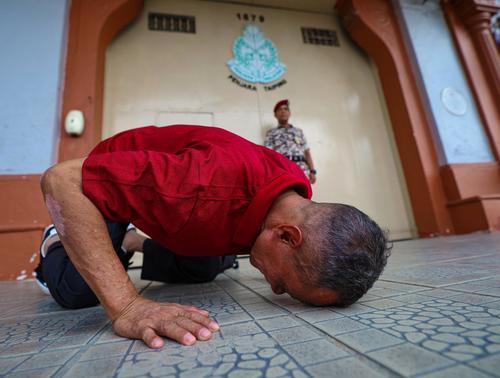  “终于自由了”  全马服刑最久 男子监40年后特赦 激动吻地