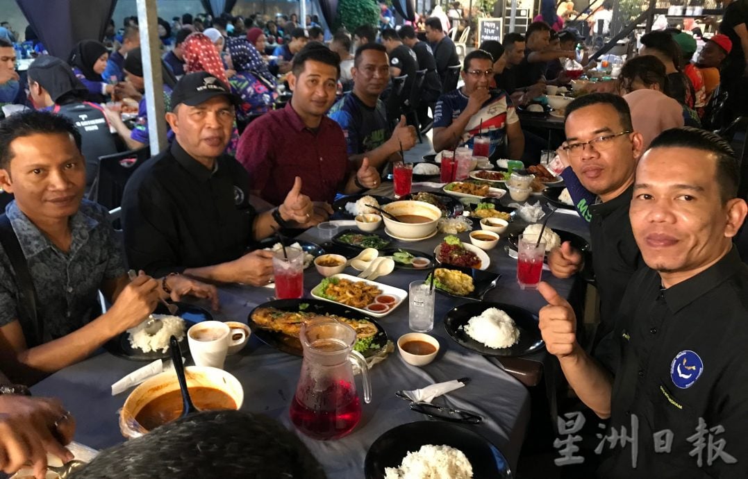 ★请上网 :100辆超级摩托车浩浩荡荡来到江沙送爱心与弱势群体一同开斋