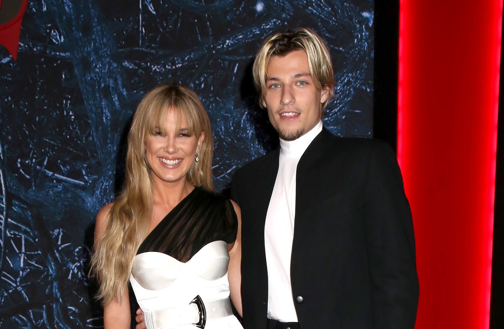 《怪奇物语》19岁女星订婚  嫁天团主唱帅儿