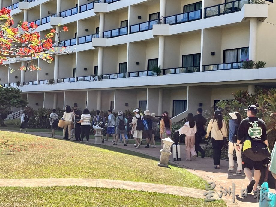 《追星星的人》艺人顶著烈日马奴干岛进行拍摄