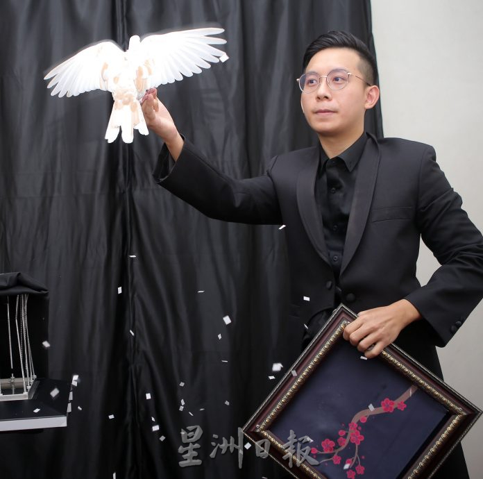 【我家萌宠】/黄建程:是表演伙伴也是宠物 用耐心训练魔术鸽