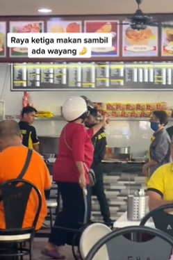 不满外卖迟迟未到 夫妻餐馆发飙甩头盔 推桌翻盘