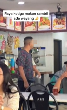 不满外卖迟迟未到 夫妻餐馆发飙甩头盔 推桌翻盘