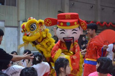 与130名新生共庆 育才独中宿舍办新春晚会