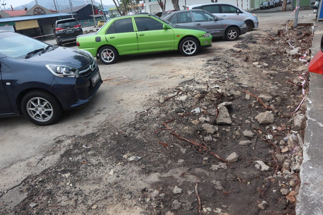 东01：大马道路档案系统（MARRIS）拨款逾18万令吉，为关丹大巴刹前方停车位进行提升工程，惟因种种原因导致竣工日期延迟。