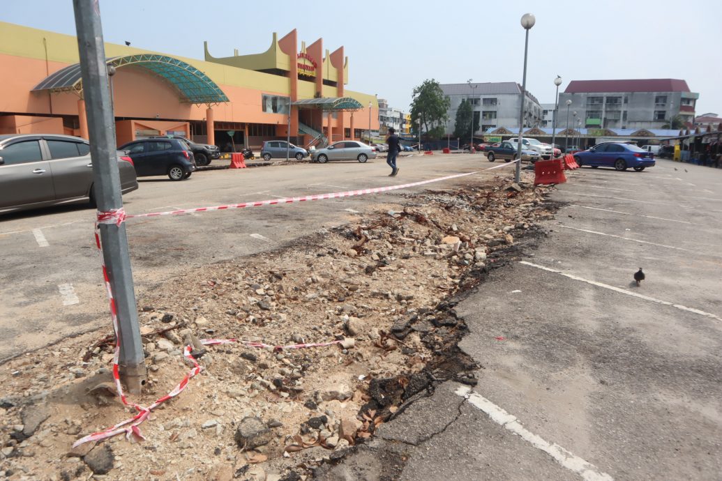 东01：大马道路档案系统（MARRIS）拨款逾18万令吉，为关丹大巴刹前方停车位进行提升工程，惟因种种原因导致竣工日期延迟。