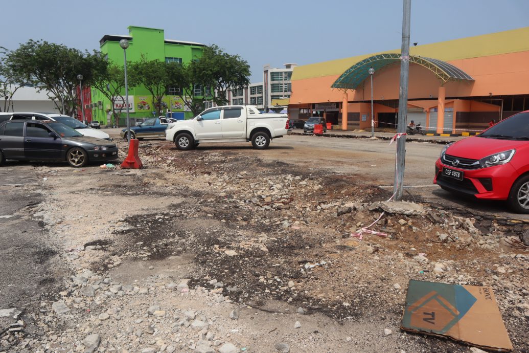 东01：大马道路档案系统（MARRIS）拨款逾18万令吉，为关丹大巴刹前方停车位进行提升工程，惟因种种原因导致竣工日期延迟。