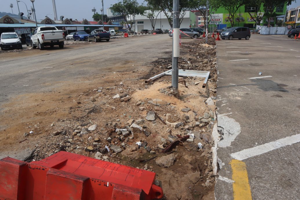 东01：大马道路档案系统（MARRIS）拨款逾18万令吉，为关丹大巴刹前方停车位进行提升工程，惟因种种原因导致竣工日期延迟。